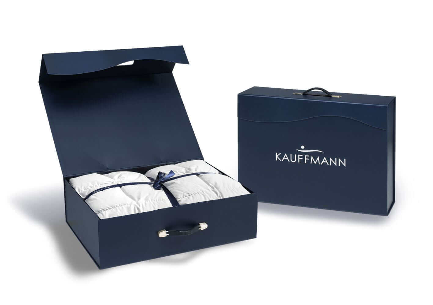 Luxuriöse Eiderdaunendecke Exclusive von Kauffmann in eleganter Geschenkverpackung, präsentiert für höchsten Schlafkomfort.